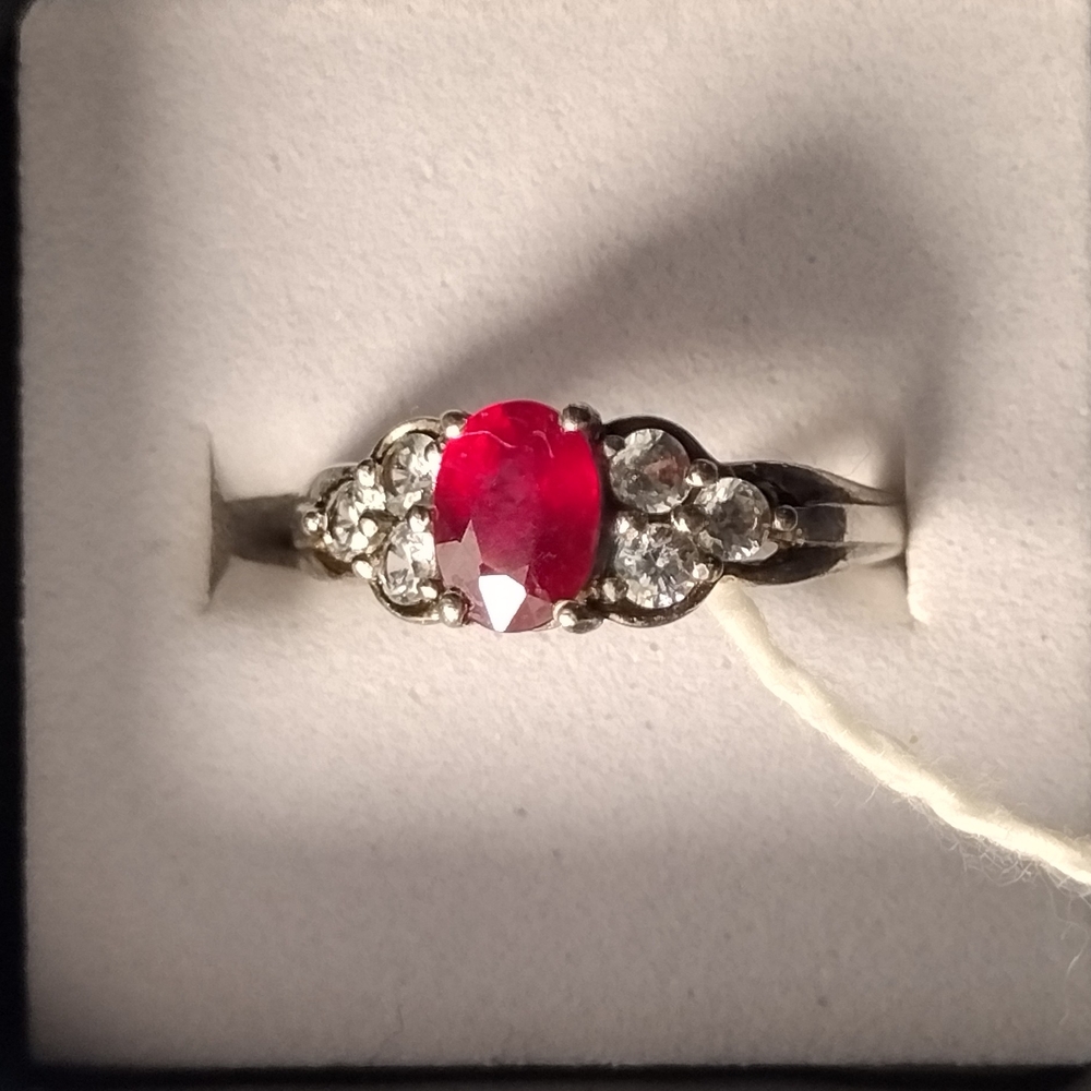 Radiant Silver Ring with Ruby Red Gemstone w/3 Diamonds on Each Side New - Picture 3 of 4